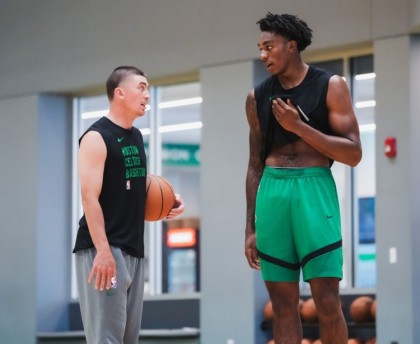 绿军官方晒训练照：普理查德&amp;新援安芬尼-西蒙斯在列