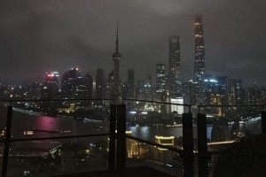 小孩哥首次中国行！亚马尔社媒晒上海夜景照片