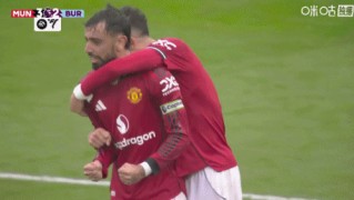 开云体育app下载-不容易！曼联3-2绝杀升班马，曼联众将激动庆祝&amp;amp;齐尔克泽抱阿莫林