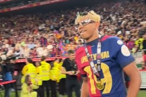 开云官方网-巴萨列队拍头庆祝夺冠亚马尔头发吸睛，孔德闷头向前冲